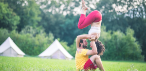 L'acrobatica incontra lo yoga